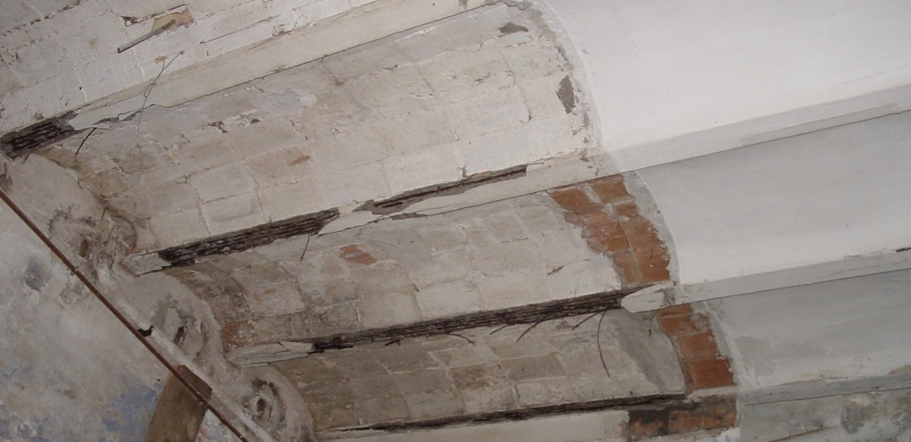 Techo con aluminosis deterioradas en zona húmeda