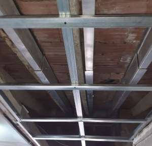 Estructura ligera que sostiene paneles con resistencia al fuego en forjados reforzados con vigas EXTEND-SYSTEM